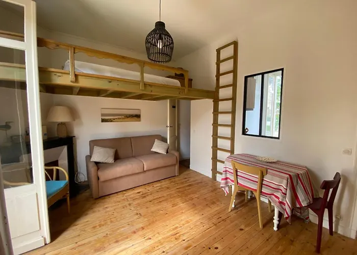 Pretty Cocoon With Two Balconies Lejlighed